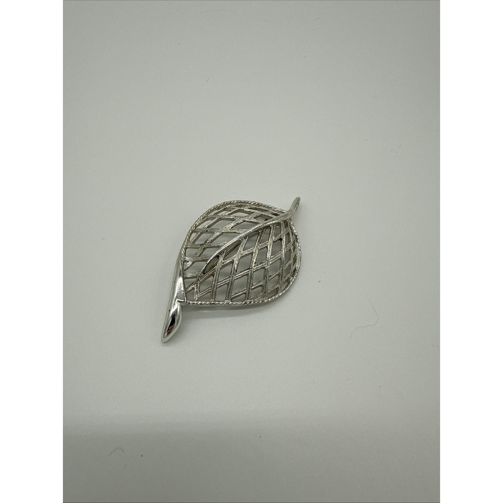 Vintage Sarah Coventry "Modern Leaf" (1968) Brooch Silver‎